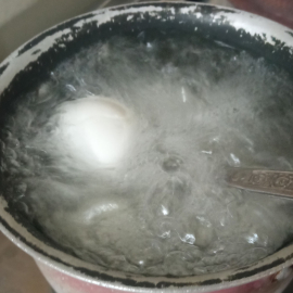 تخم مرغ شکسته نیمه غوطه ور آب جوش